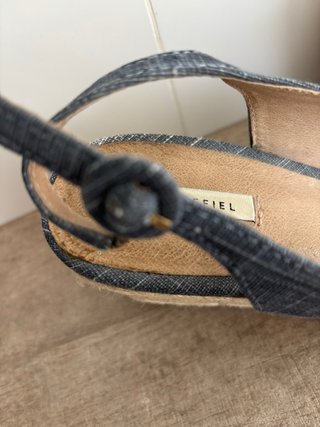 Sandalias cuña Cortefiel grises