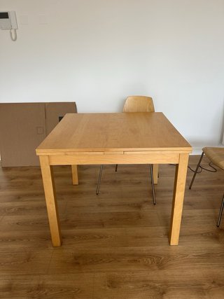 Mesa comedor y 2 sillas madera