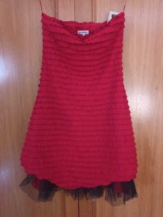 Vestido rojo con volantes y tul negro