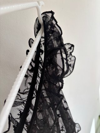 Top corto negro transparente con estrellas negras.