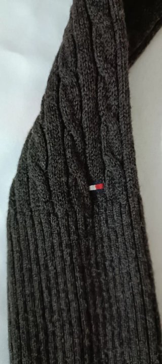Jersey de cuello alto marrón con botones en mangas
