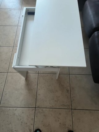 Mesa elevable blanca de madera