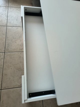 Mesa elevable blanca de madera