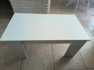 Mesa elevable blanca de madera