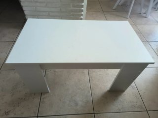 Mesa elevable blanca de madera