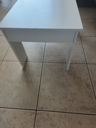 Mesa elevable blanca de madera