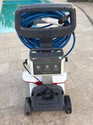 Robot Limpiafondos Dolphin Active X4 + Carro