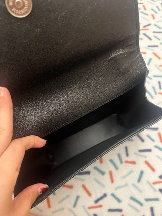 Bolso negro con brillo y cadena