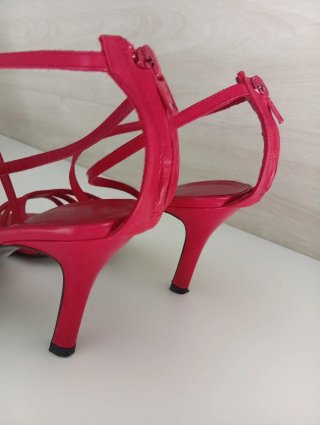 Sandalias de piel rojas de tacón