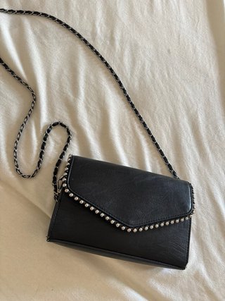Bolso negro con cadena y tachuelas