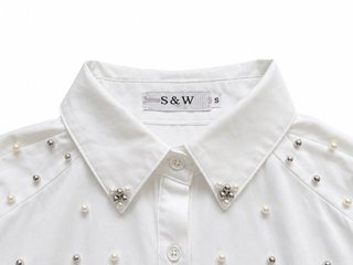 Camisa blanca con perlas