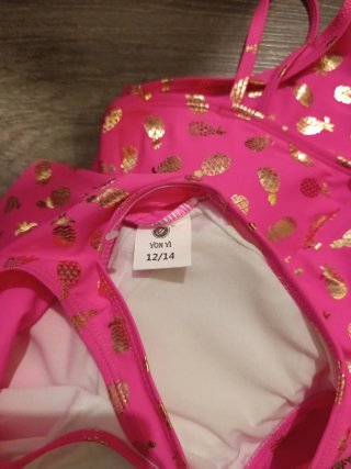Traje de baño rosa con piñas doradas