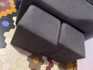 Sofá Chaise Longue Gris con Arcón y 2 Pufs