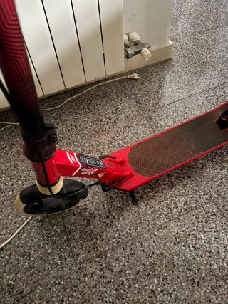 Patinete rojo plegable con pata