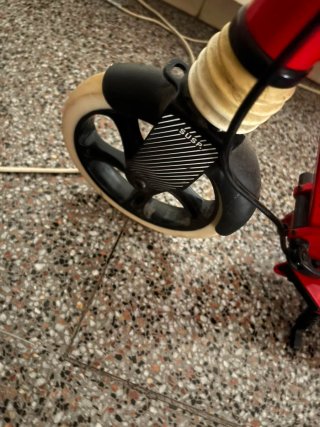 Patinete rojo plegable con pata