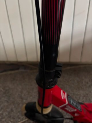 Patinete rojo plegable con pata