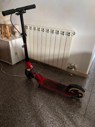 Patinete rojo plegable con pata