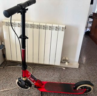 Patinete rojo plegable con pata
