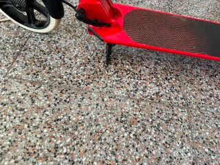 Patinete rojo plegable con pata