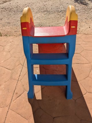 Tobogán infantil rojo, azul y amarillo