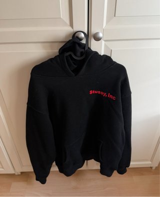 Sudadera Stussy Negra con Logo Rojo Talla L
