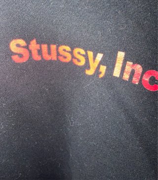 Sudadera Stussy Negra con Logo Rojo Talla L