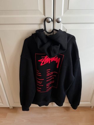 Sudadera Stussy Negra con Logo Rojo Talla L