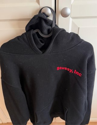 Sudadera Stussy Negra con Logo Rojo Talla L
