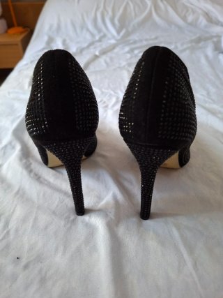 Zapatos de tacón negros con pedrería