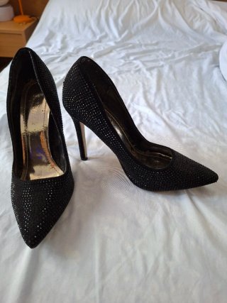 Zapatos de tacón negros con pedrería