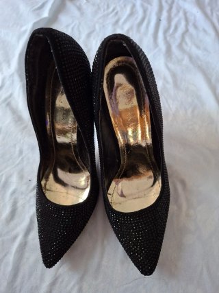 Zapatos de tacón negros con pedrería