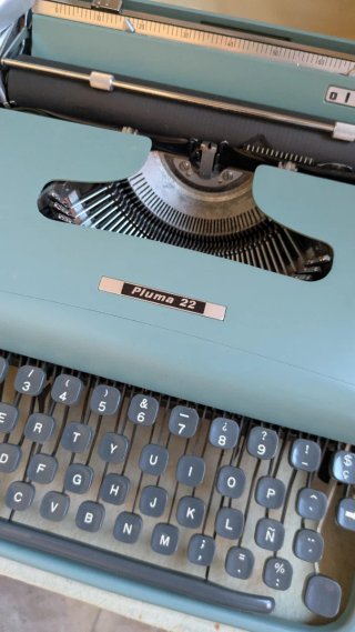 Máquina de escribir Olivetti Pluma 22