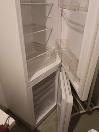 Lavadora, nevera, cajonera y mesita de noche