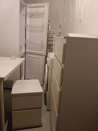 Lavadora, nevera, cajonera y mesita de noche