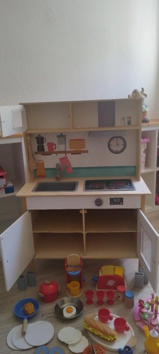 Cocinita de madera con accesorios