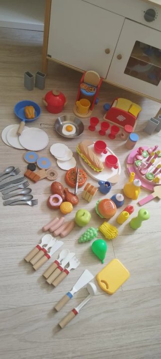 Cocinita de madera con accesorios