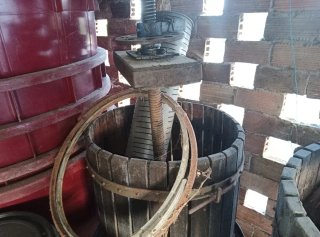 Prensa de uva de madera