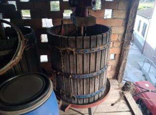 Prensa de uva de madera