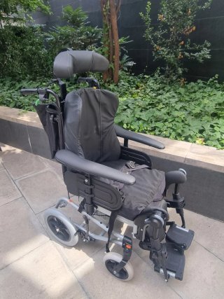 Silla de ruedas basculante. Invacare Rea Clematis
