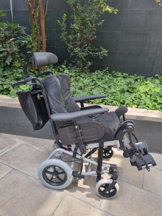 Silla de ruedas basculante. Invacare Rea Clematis