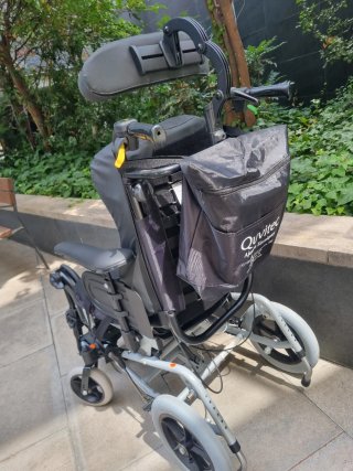 Silla de ruedas basculante. Invacare Rea Clematis