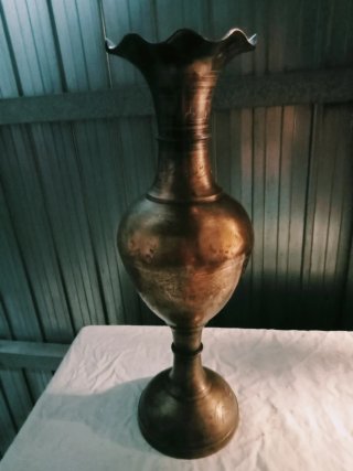Jarrón de metal decorado
