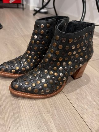 Botas de cuero argentino con tachas