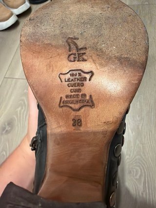 Botas de cuero argentino con tachas