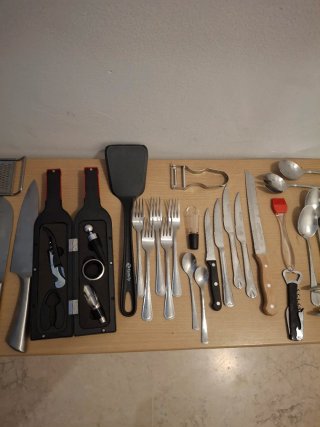 Set di posate in argento e utensili da cucina