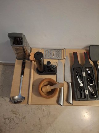 Set di posate in argento e utensili da cucina
