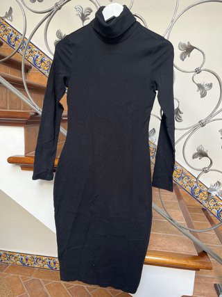 Vestido negro cuello alto manga larga