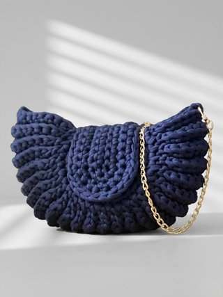 Borsa fatta a mano blu con catena oro
