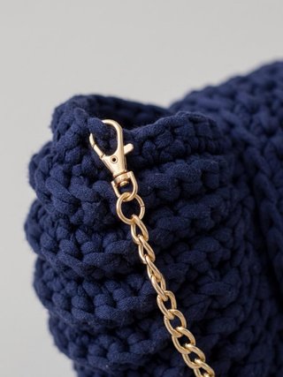 Borsa fatta a mano blu con catena oro