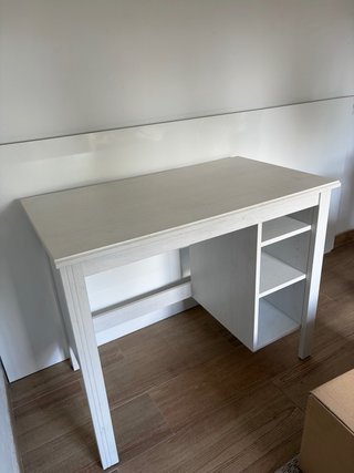 Escritorio blanco de madera